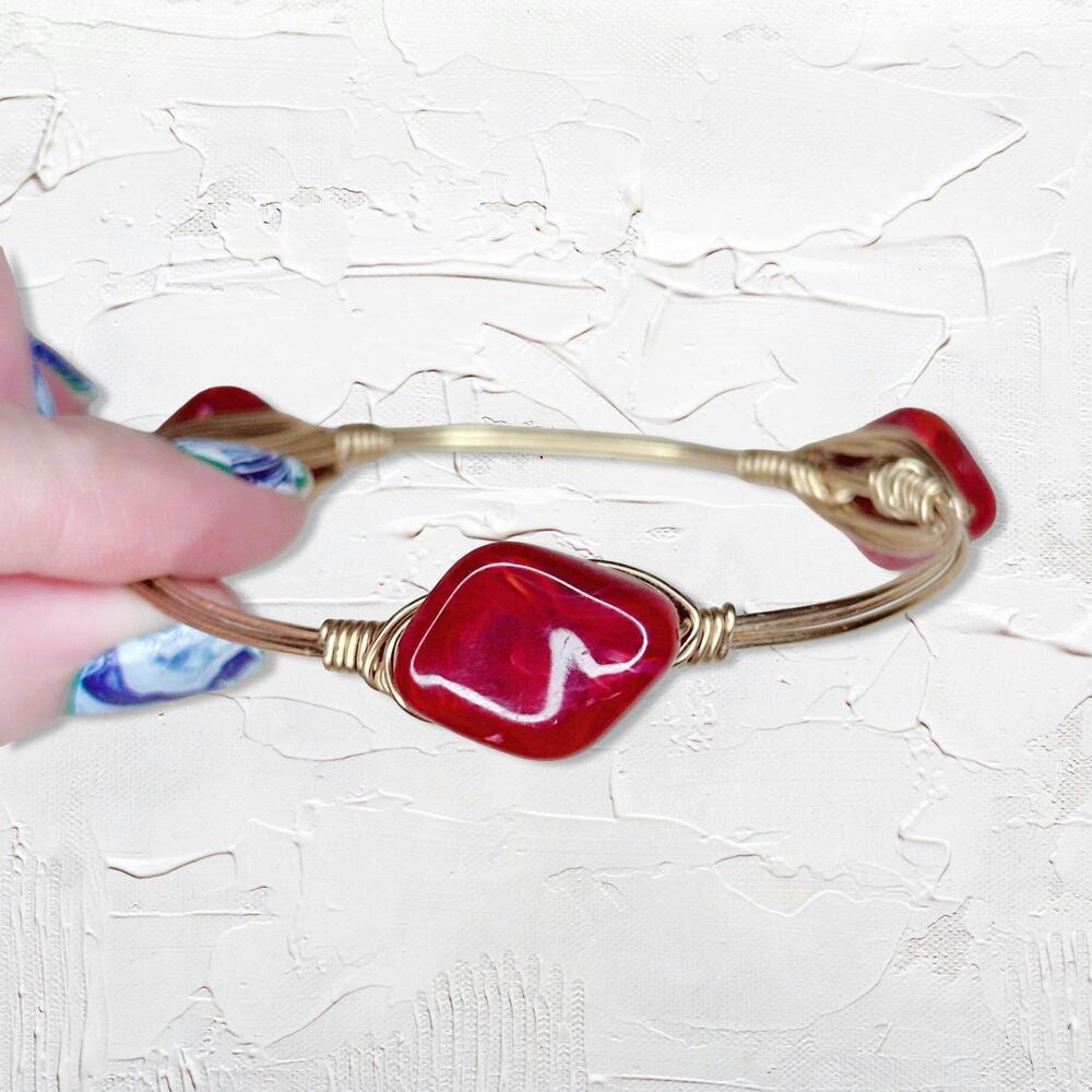 6794. Goldtone Burgundy Plastic Bracelet
